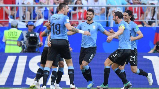 Uruguay le ganó 3 a 0 a Rusia y se quedó con el grupo A