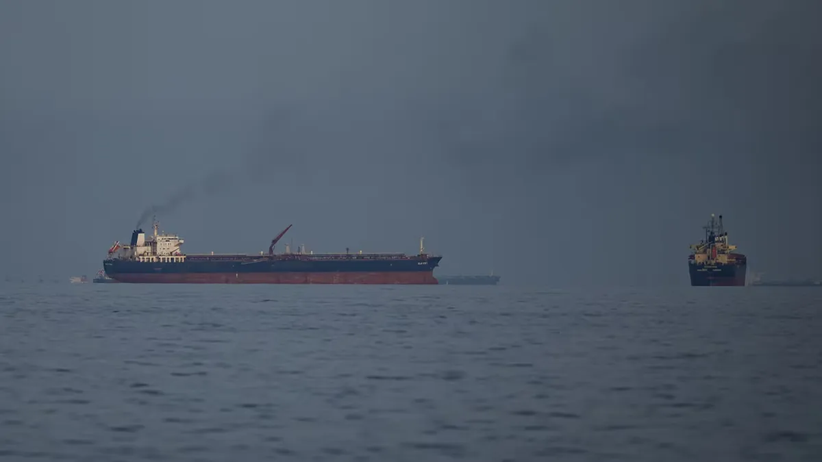 Petroleros y cargueros se alinean en el estrecho de Ormuz. 