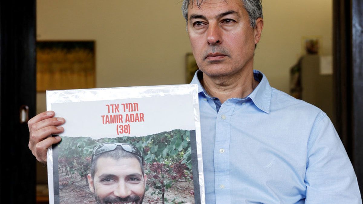 El Dr. Yuval Bitton, el médico que le salvó la vida a Sinwar, con un cartel de su sobrino, asesinado en el ataque de Hamas en octubre de 2023. (Foto: Gentileza Jerusalem Times)