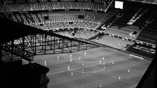 Según un informe, los partidos a puertas cerradas son más parejos por la falta de hinchas y la conducta del árbitro