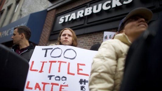 Starbucks cerrará por una tarde 8 mil tiendas para capacitar a 175 mil empleados contra la discriminación