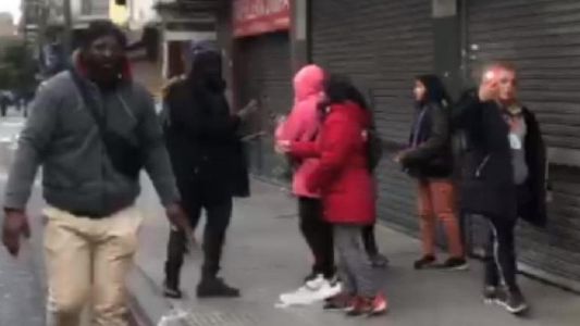 Batalla campal entre manteros de Once terminó con tres detenidos