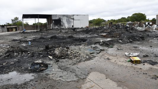 Se incendió una fabrica de plásticos en Moreno: tuvieron que acudir 15 dotaciones de bomberos