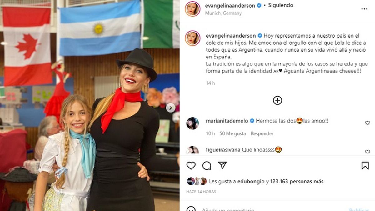 Evangelina Anderson y su hija Lola en una acto escolar en Alemania. 