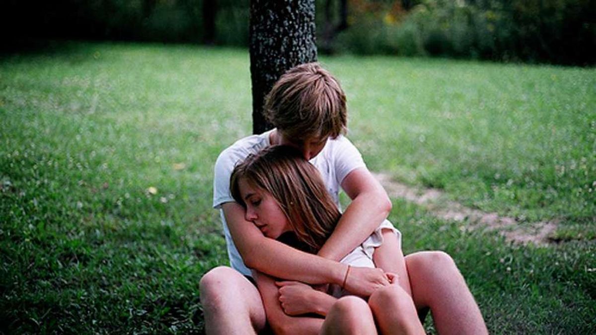 Boy girl amateur. Любовь подростков 12 лет. Мальчик с девочкой сидят в обнимку. Мальчик и девочка обнимаются. Мальчик обнимает девочку.