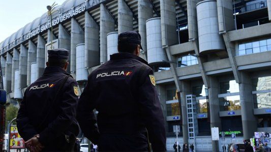 Allá también improvisan: en Madrid piden voluntarios para el operativo de seguridad del River-Boca