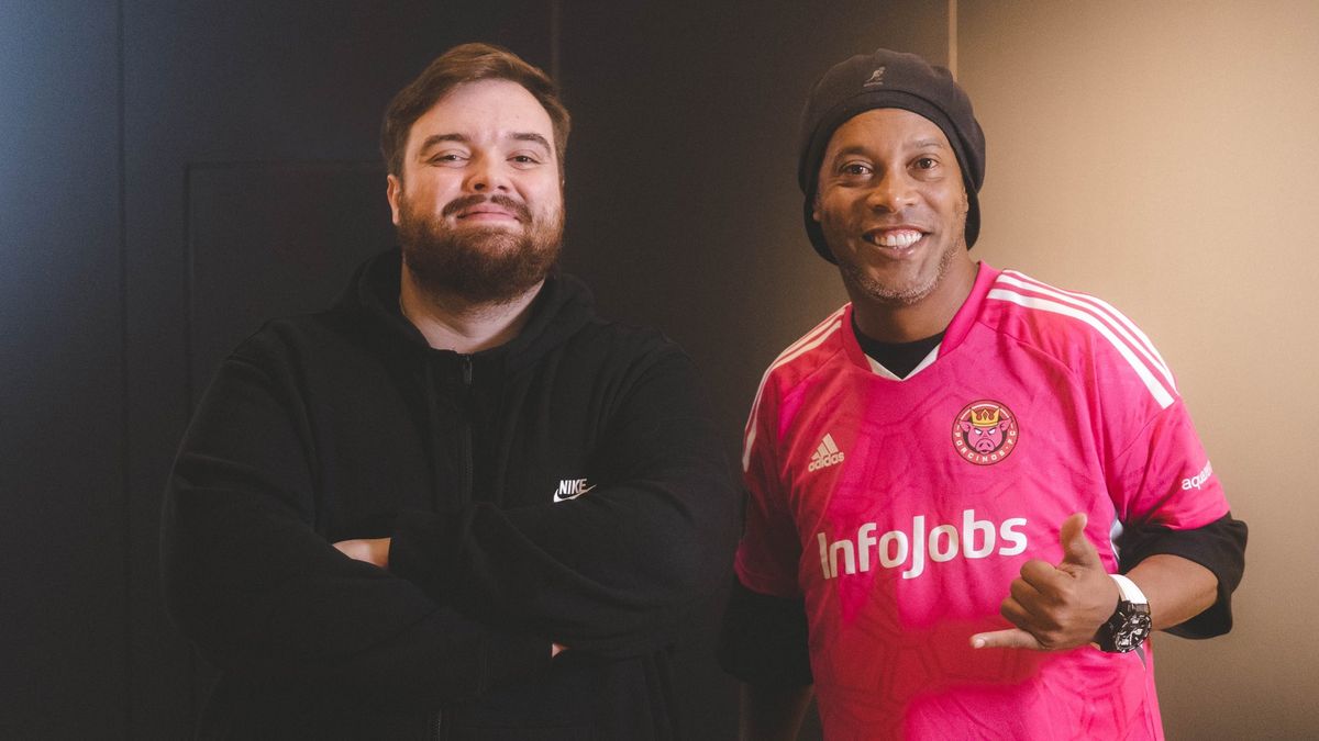 Ibai Llanos y Ronaldinho, con la camiseta de su nuevo equipo (Foto: Twitter Ibai Llanos).