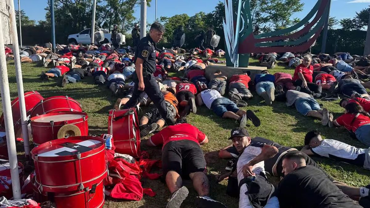 La Policía Bonaerense detuvo a Pablo Bebote Álvarez y otros 214 integrantes de la barra disidente de Independiente antes del partido con Rosario Central.