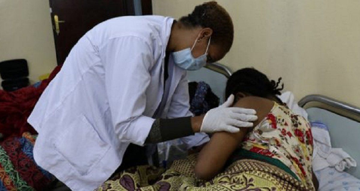 Una partera de Etiopía examina a una madre y a su recién nacido en un centro de salud en Addis Abeba. El trabajo de estas profesionales puede salvar más de cuatro millones de vidas cada año en todo el mundo
