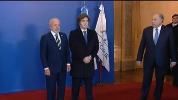 El tenso saludo entre Javier Milei y Lula da Silva, al comienzo de la Cumbre del Mercosur. Foto: Captura de pantalla.