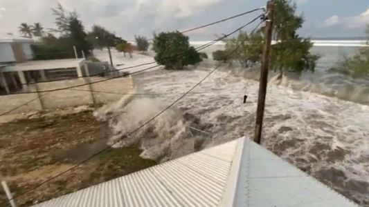 Tsunami en Tonga: fuertes destrozos tras la violenta erupción que se desató en el Pacífico Sur