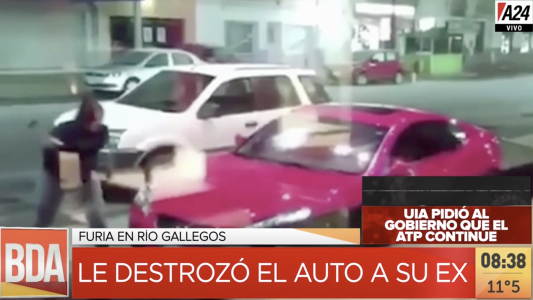 Encontró el auto de alta gama de su ex en la puerta de un hotel y lo destruyó con una pala