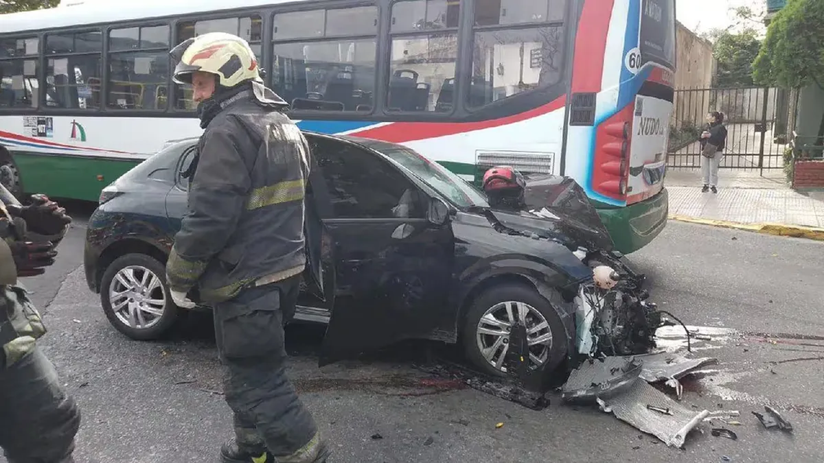 Así quedó el coche que chocó con el tren. (Foto: gentileza Infobae)