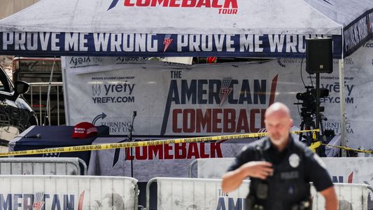 Difunden los primeros videos en lo que se ve al tirador que le disparó a Kirk