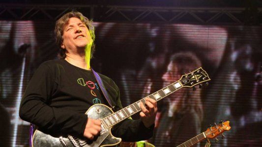 Ya afuera de la cárcel Boudou se calzó la guitarra y le cantó a la libertad