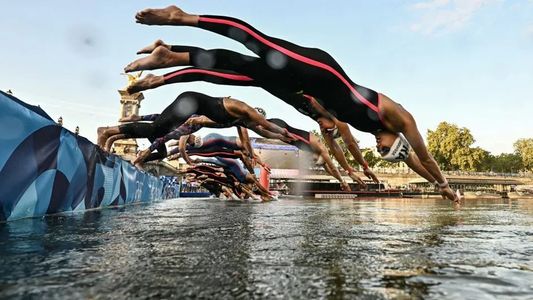 Una nadadora tragó agua con cosas marrones del río Sena y tuvo que someterse a un terrible tratamiento