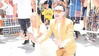 La emoción de Marcelo Polino tras plasmar sus manos en la Vereda de las Estrellas junto a Matilda Salazar