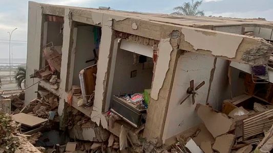 Desesperación en Venezuela: recorrió en moto la zona de La Guaira y mostró una tragedia devastadora