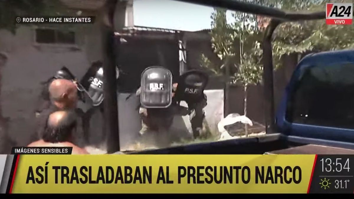 La policía tuvo que ingresar al domicilio del acusado para trasladarlo (Foto: captura de video).