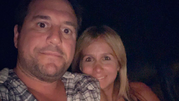 El esposo de Fernanda Vives, Sebastián Cobelli, se puso una tanga para ir a la playa en Brasil