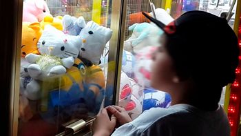 El video del momento en el que un nene de 7 años se mete en una maquina de peluches y queda atrapado