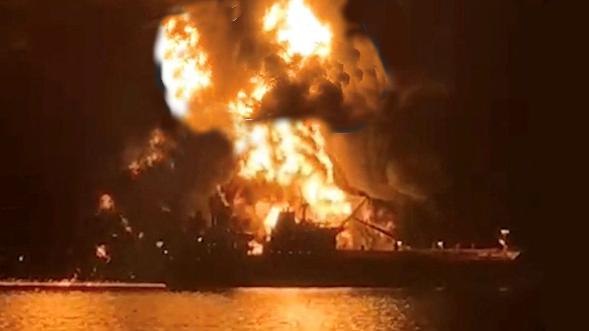 Un petrolero en ormuz ilumina el cielo por el fuego y las explosiones tras recibir un ataque iraní (Foto: Reuters)