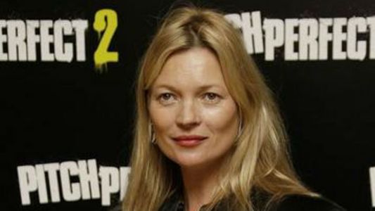 Kate Moss causó molestias en un avión y le llamaron la atención