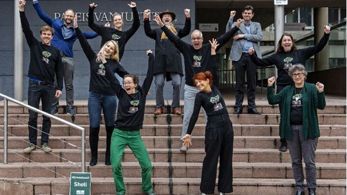 Activistas de la organización ecologista Amigos de la Tierra celebran el fallo de un tribunal neerlandés que ordenó a la trasnacional Shell reducir las emisiones de dióxido de carbono que genera su producción de petróleo y gas. Foto: Milieudefensie
