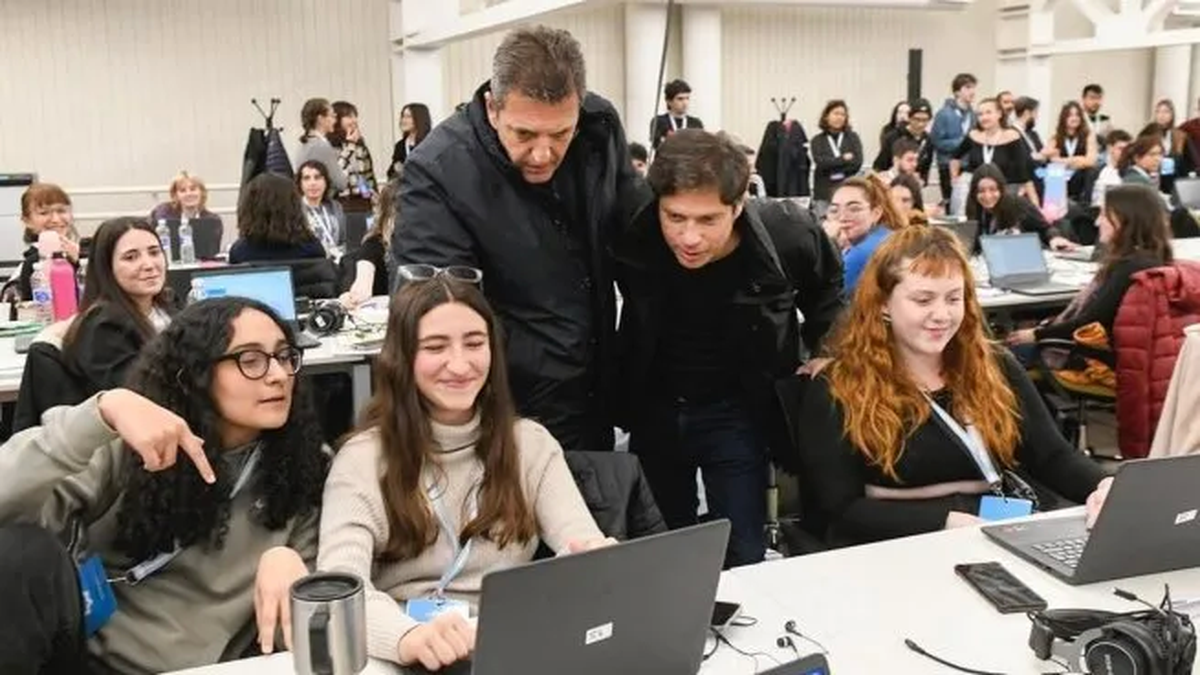 Sergio Massa y Axel Kiciloff en el centro de cómputos de Unión por la Patria. (Foto: Télam)