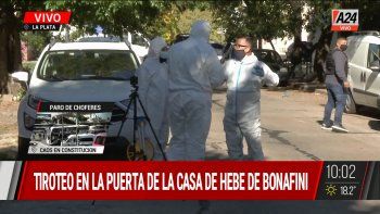 Así se realizaban las pericias en la casa de Hebe de Bonafini, tras el tiroteo de los custodios con dos delincuentes (Foto: captura de TV). Así se realizaban las pericias en la casa de Hebe de Bonafini, tras el tiroteo de los custodios con dos delincuentes (Foto: captura de TV).