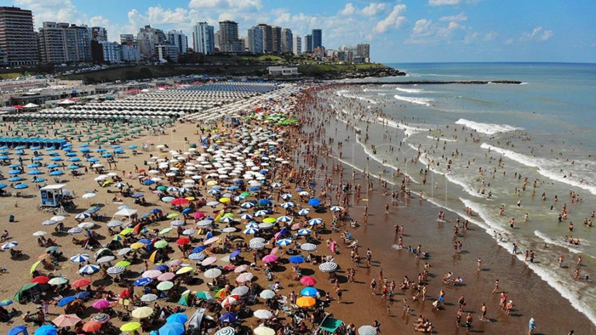 La positividad más alta de los hisopados por coronavirus se registra en los principales destinos turísticos. (Foto: Télam)