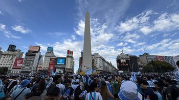 El plantel de Racing volvió a la Argentina tras ganar la Copa Sudamericana: los jugadores festejaron con los hinchas en el Obelisco