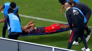 Robert Rojas sufrió la fractura de tibia y peroné. Robert Rojas sufrió la fractura de tibia y peroné.