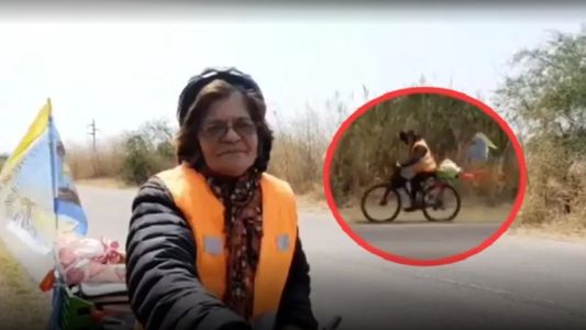 La historia de la mujer que pedalea varios kilómetros para agradecer por el milagro de su hijo