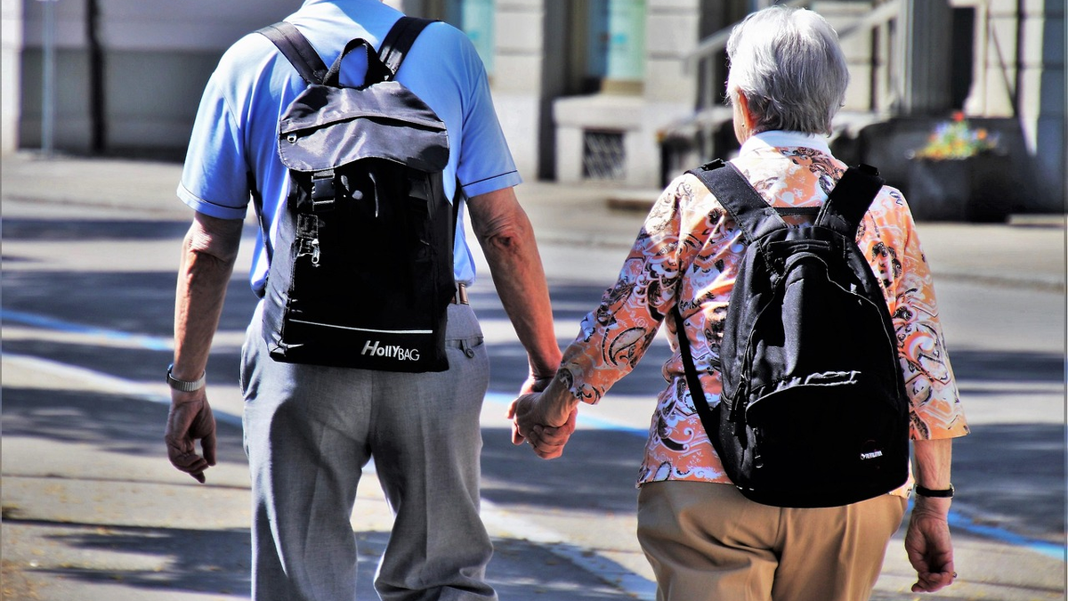Una mochila tirada sobre una vereda: a veces dejar ir lo que pesa es el verdadero acto de valentía. Foto: Internet/Significado de los sueños.