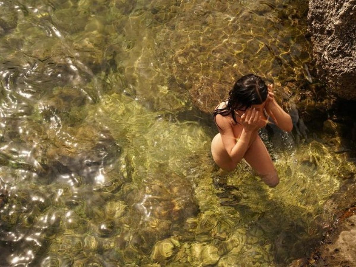 Las atrevidas fotos de Úrsula Corberó y el Chino Darín en una playa nudista  que encendieron las redes