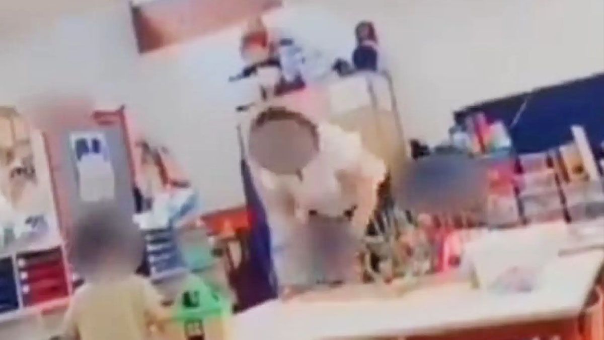 Imágen espeluznante. Una maestra maltratando a una nena de 3 años en un jardín de infantes. (Foto: Captura de TV)