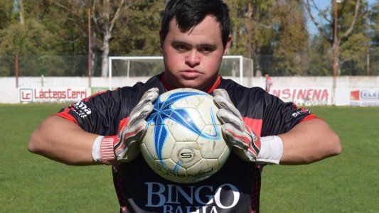 La emotiva historia del arquero con Síndrome de Down que debutó con su equipo, atajó un penal y marcó un gol