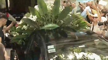 Aplausos y ovación: Así fue la emotiva salida del cortejo fúnebre de Jorge Lanata al cementerio