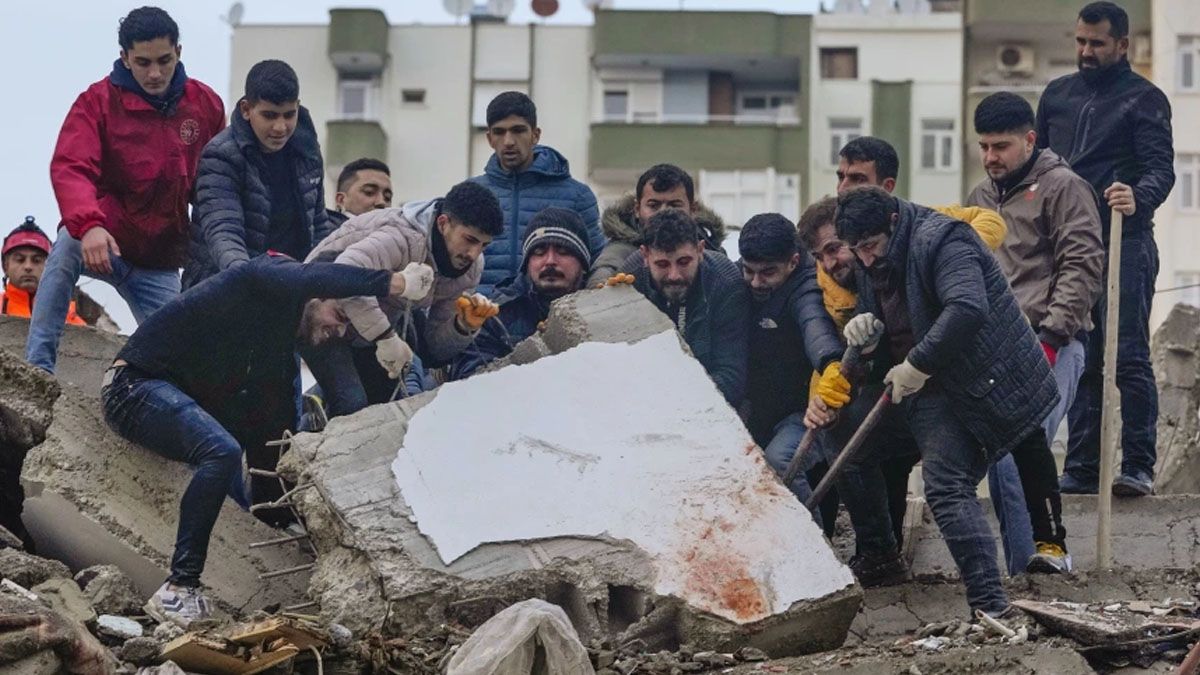 Cualquier elemento se utiliza para remover escombros en la búsqueda de sobrevivientes. (Foto: Gentileza NBC News)