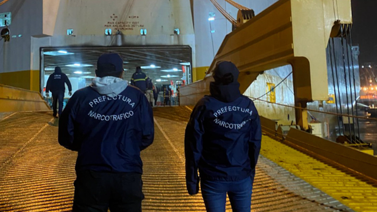 Uno de los tripulantes halló una bolsa con “ladrillos” de una sustancia sospechosa (Foto: Prensa PNA)