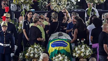 Último adiós a Pelé: finaliza el velatorio a cajón abierto y será enterrado en Santos