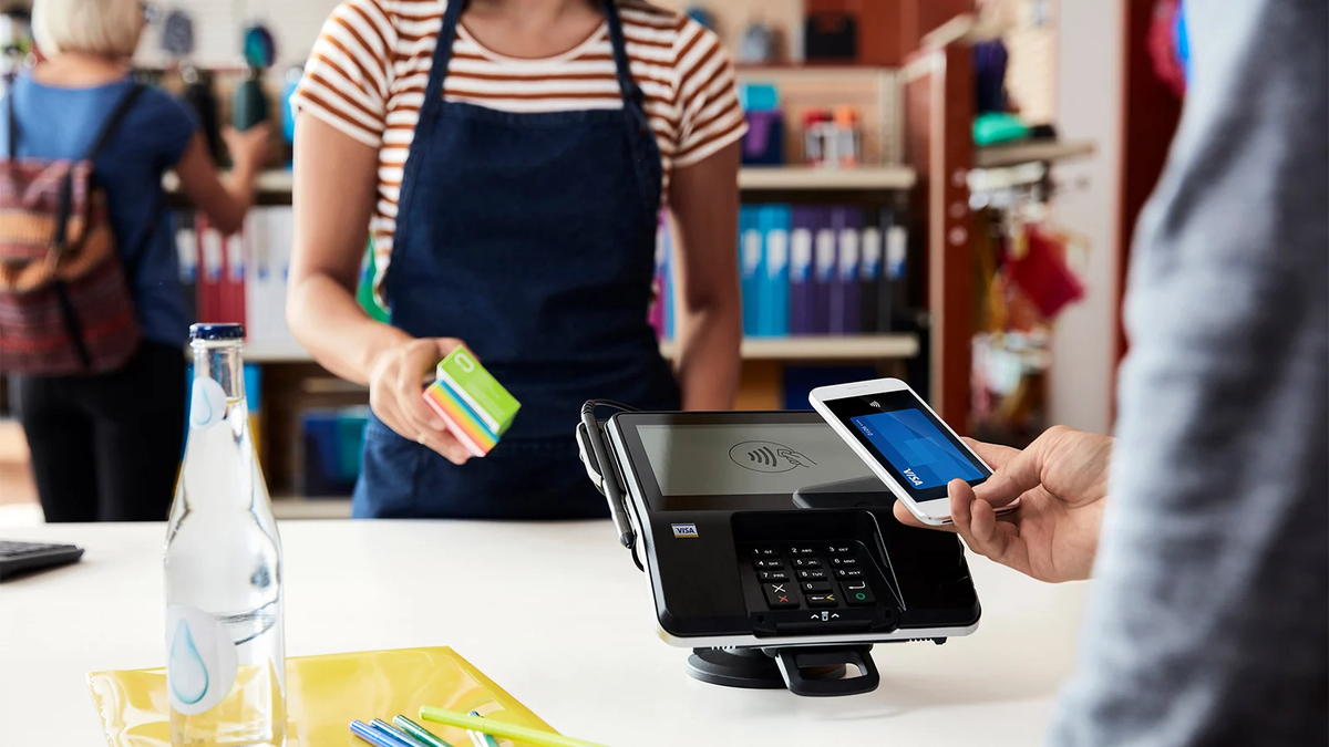Estafa viral: ¿se puede robar dinero con sólo acercarse a celulares y tarjetas contactless?
