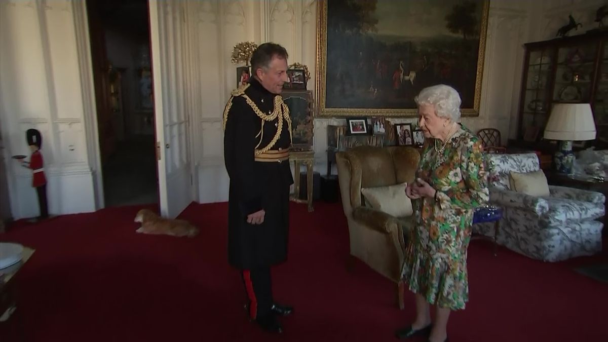 La reina Isabel II, recibe en Windsor el saludo de despida del jefe del esta mayor de las FF.AA. británicas (Foto: Archivo)
