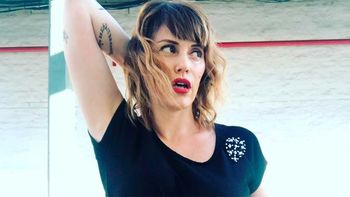 Connie Ansaldi desnuda frente al espejo: Soy la cobra que se come todos los grisines, bebé