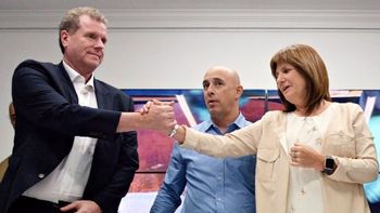 Gerardo Milman, diputado de Juntos por el Cambio, le estrecha la mano a la presidenta del PRO, Patricia Bullrich. Gerardo Milman, diputado de Juntos por el Cambio, le estrecha la mano a la presidenta del PRO, Patricia Bullrich.