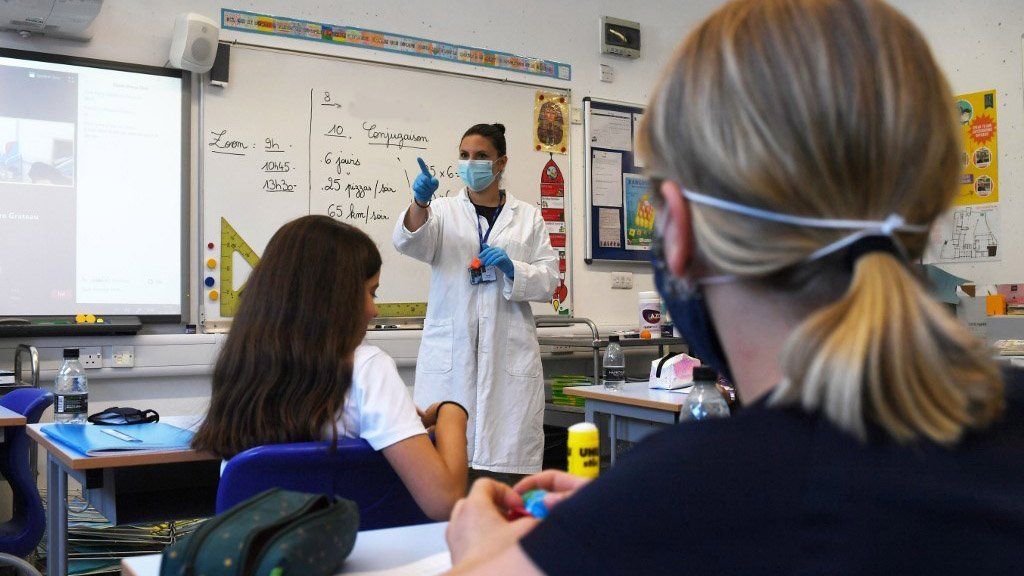 Testeos, aislamiento y distancia física: una investigación británica analiza cómo asegurar el regreso a clases sin desatar un rebrote