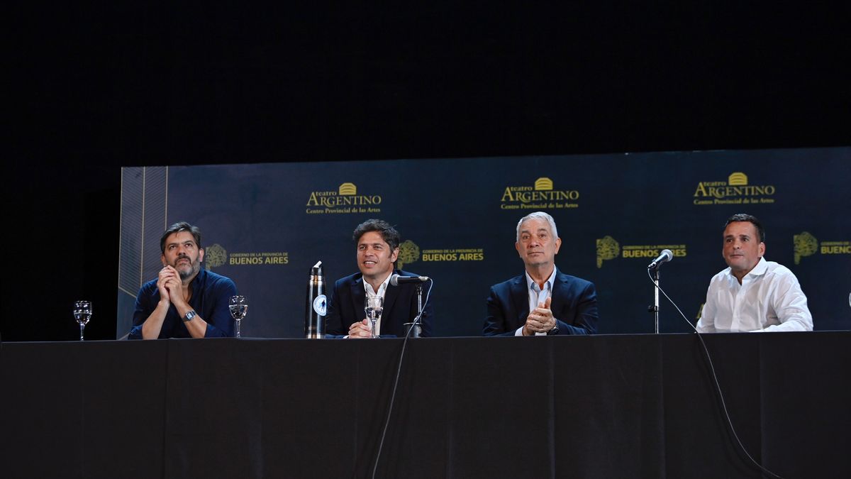 Kicillof junto al ministro de Gobierno bonaerense, Carlos Bianco; el subsecretario de Econom&iacute;a Popular, Daniel Men&eacute;ndez; y el intendente de La Plata, Julio Alak. (Foto: Prensa GBA)