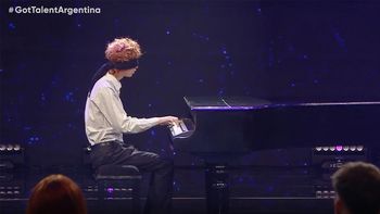 la asombrosa performance del joven pianista que toco con los ojos vendados en got talent argentina