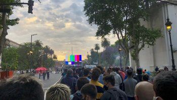Dos horas y media de espera, para (no) despedirlo en apenas diez segundos: la crónica de una vigilia maradoniana